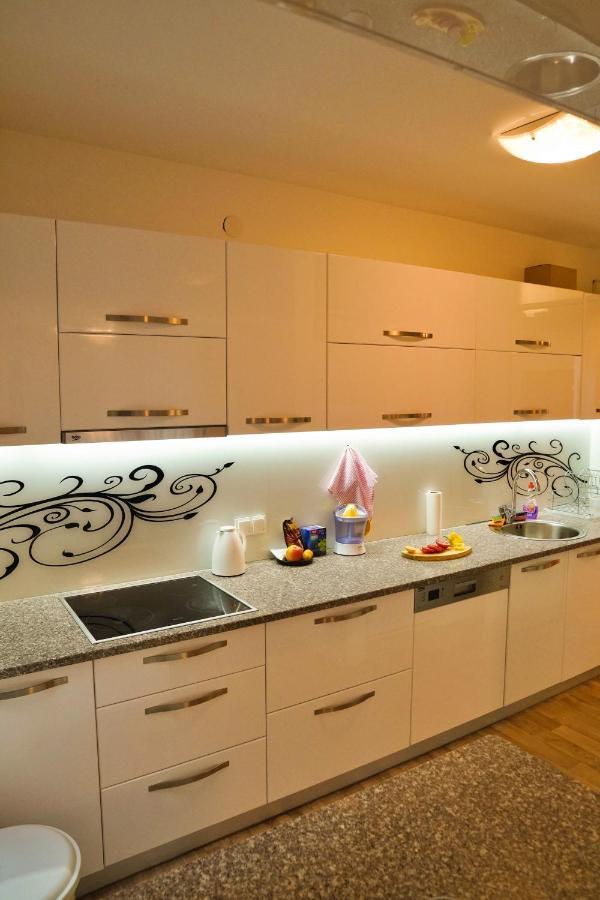 City Center Grand Apartment - Three-Bedroom, Free Parking Sarajevo Exterior photo